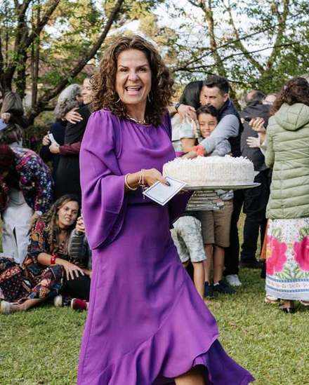 Luciana celebrando com a comunidade